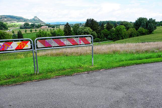 Auch Jahrzehnte später signalisieren die Warnbaken, dass es an dieser Stelle geradeaus nicht weiter geht.