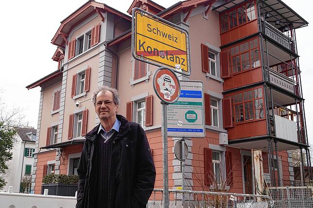 Hermann Hummel vor der verschlossenen Grenze in der Wiesenstraße. Im Hintergrund das alte Zollhäusle auf Schweizer Seite.