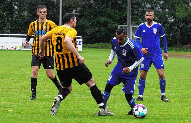 Bild 2: Favorit SV BW Murg siegt im Dauerregen gegen den SV Nöggenschwiel mit 3:1 &ndash; und wir haben die Bilder!