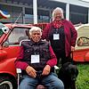 Sind stolz auf ihr Oldtimer-Gespann: Hermann und Luise Gerhardt mit Hund Shadow.