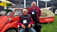 Sind stolz auf ihr Oldtimer-Gespann: Hermann und Luise Gerhardt mit Hund Shadow.