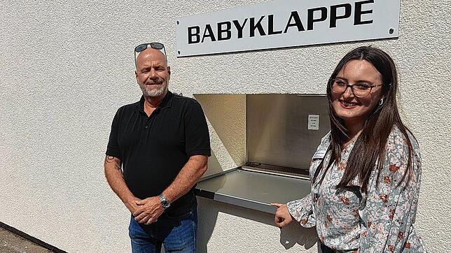 Babyklappe am St. Franziskusheim Schwenningen, mit Joachim Spitz von der Pro-Kids-Stiftung und Nicol Kretzchmar, der Leiterin des St. ...