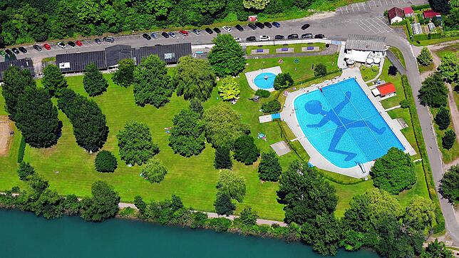 Das Luftbild zeigt das Becken und die Liegewiese des Waldshuter Freibads am ersten Tag der Öffnung unter Corona-Bedingungen.