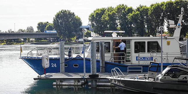 Neben dem schweren Schiff „24“ haben die Beamten am Steg am Seerhein noch ein leichtes Polizeiboot und ein Schlauchboot zur ...
