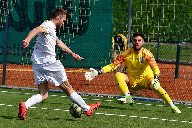 Die einzige Torchance: Schlussmann Cihan Ceylan vom VfB Waldshut war auf dem Posten, als Ymran Krasniqi in der 62. Minute vor ihm ...