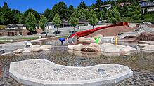 Jetzt fehlen nur noch die Kinder, die dem neuen Kinderplanschbereich im Tennenbronner Freibad mit Wasserspielen und Rutsche Leben ...
