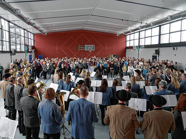 Gut gefüllt war die Hegau-Halle bei der Begegnung mit Pfarrer Thorsten Gompper nach dem Gottesdienst.