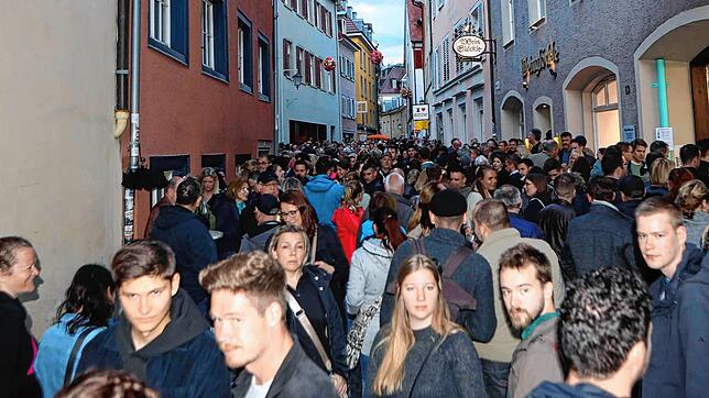 (Archivbild) Auch beim Gassenfreitag im Mai 2023 drängten sich die Menschenmassen in der Inselgasse. In diesem Jahr sollen die Besucher ...