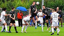 Und noch eine Chance vertan: Der eingewechselte David Müller (Dritter von rechts) kommt zwar zum Kopfball für den FC Hochrhein, doch der ...
