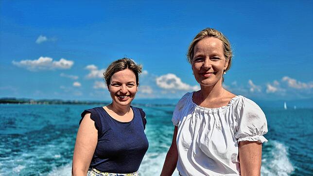 Die Fraktionsvorsitzende der Grünen in Bayern, Katharina Schulze, (links) und die baden-württembergische Umweltministerin Thekla Walker ...