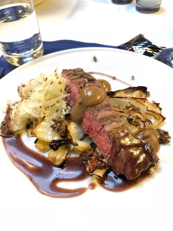 Der Hauptgang: Flanksteak mit schwarzem Knoblauch und Kohl.