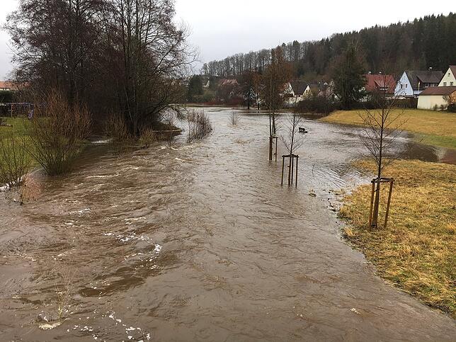 Das Wasser tritt bei den Marquardtswiesen über das Ufer.