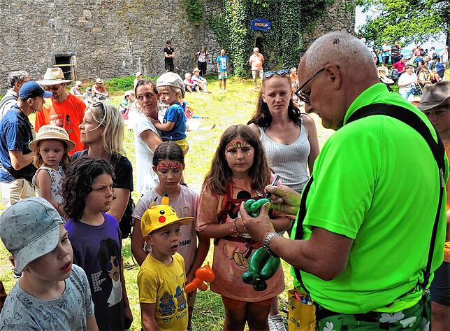Bild 5: Viele tausend Besucher feiern auf der Burg Hohentwiel
