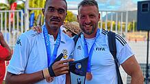 Ausgezeichnet: Fidschis Beachsoccer-Team holte die Bronzemedaille der Ozeanien-Meisterschaften. Timo Jankowski (rechts) freut sich mit ...