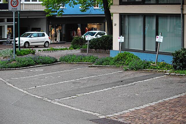 Die ehemaligen Räume der BW-Bank in Donaueschingen stehen leer. Doch Vorsicht: Wer deshalb denkt, die Parkplätze können genutzt werden, ...