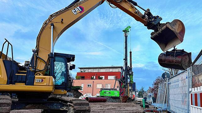 Bagger oder Erdbohrer für neue Wohnbauprojekte, wie hier an der Sandöschstraße, sieht man in Friedrichshafen derzeit nur wenige. Der ...