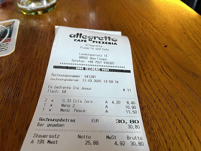 Unterm Strich stehen 30,80 Euro für zwei Gerichte und zwei Getränke.