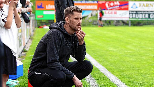 Trainer Sascha Rilli und der SV Deggenhausertal setzen sich mit 2:0 gegen den TuS Immenstaad durch.