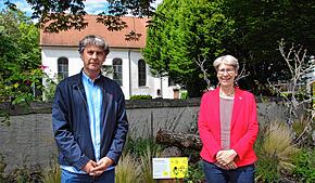 Bürgermeister Thomas Kölschbach als Vertreter der Stadt Überlingen und Staatssekretärin Elke Zimmer vor der sogenannten Straßenoase ...