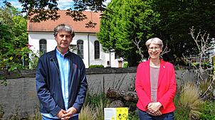 Bürgermeister Thomas Kölschbach als Vertreter der Stadt Überlingen und Staatssekretärin Elke Zimmer vor der sogenannten Straßenoase ...