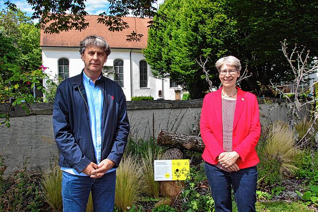 Bürgermeister Thomas Kölschbach als Vertreter der Stadt Überlingen und Staatssekretärin Elke Zimmer vor der sogenannten Straßenoase ...