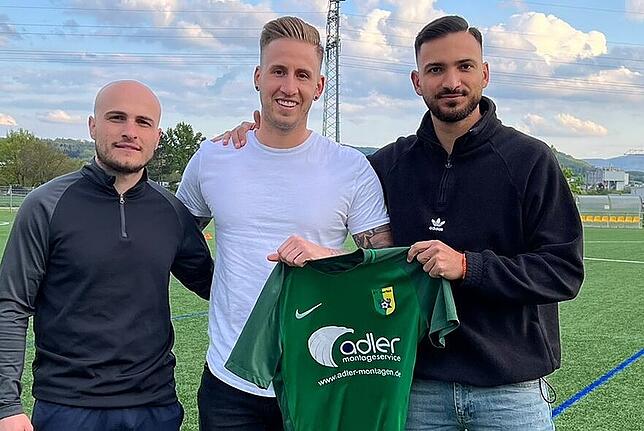Vierter Neuzugang: Trainer Eike Elsasser (links) und Sportchef Justin Petretta (rechts) freuen sich über die Rückkehr von Yannik Böhler ...