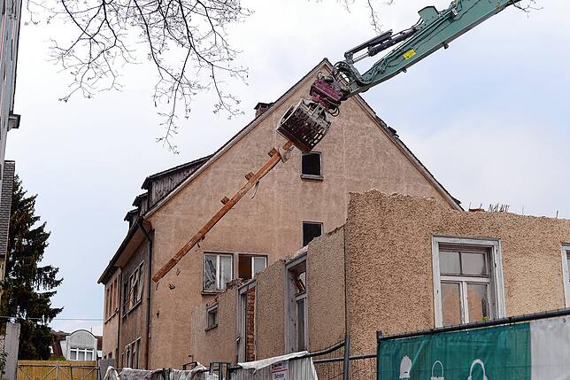 Im Mai riss der Bagger Stück für Stück vom alten Schuhhaus ab.