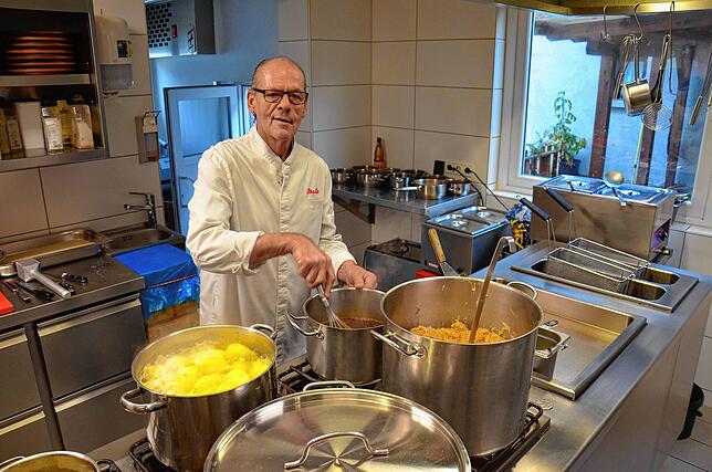 Koch Michael Buchner in seinem Reich. Im Rössle wird gut bürgerlich und thailändisch gekocht.