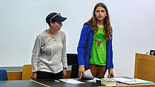 Laura Kiehne und Samuel Bosch v.l. beim neu angesetzten Prozess gegen die Klimaaktivisten. (Achtung: Wenn notwendig Bilder pixeln und ...