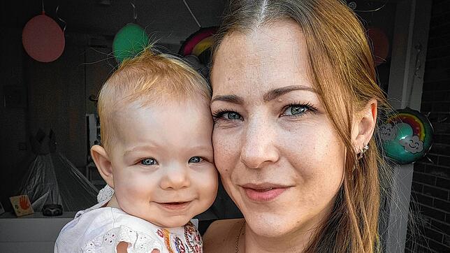 Debora Gedenk mit ihrer jüngeren Tochter Malea. Die 36-Jährige hat die schwierige Situation im Schwarzwald-Baar-Kreis sogar schon ...
