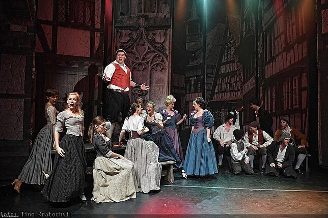 Große Szenen bestimmen das Bühnenbild im Musical: Hier im Dorf mit Gustav.