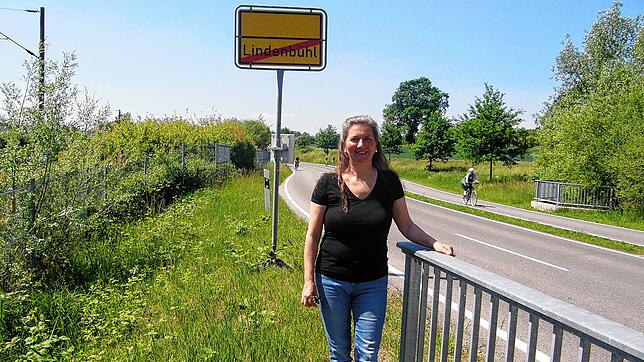 Die BUND-Voristzende Urene Strang befürchtet eine zu dichte Bebauung im von der Gemeinde Reichenau auf der Wiese im Hintergrund ...