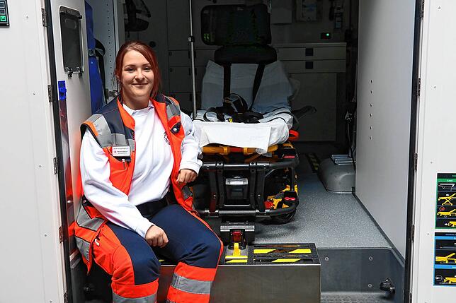 Bild 2: Weil XXL überall ins Leben greift: Wie das Rote Kreuz mit einem Spezialfahrzeug stark übergewichtige Patienten transportiert