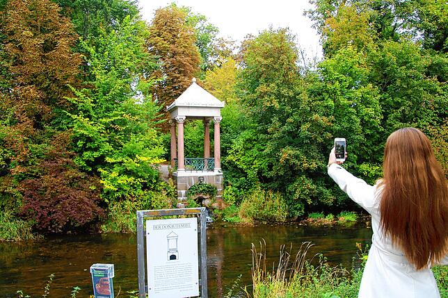 Der kleine Donautempel hebt sich von den Bäumen ab und eignet sich somit perfekt für Instagram.