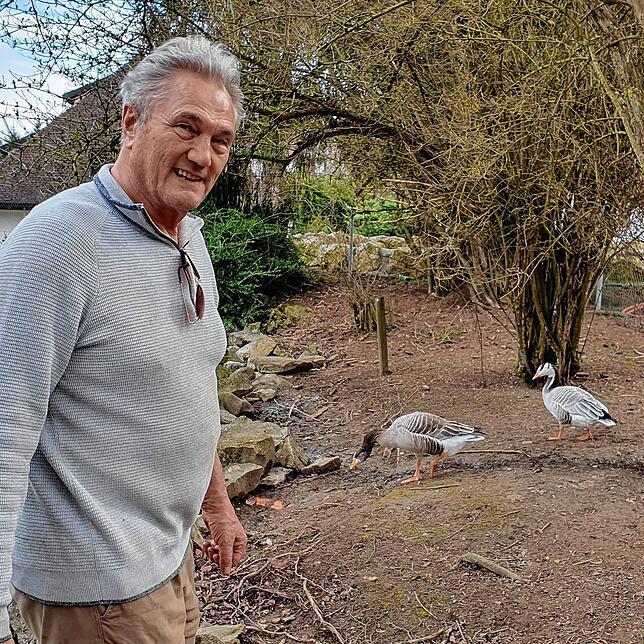 Anton Bihler hat ein großes Herz für Tiere. Hier steht er an einem der Lochmühlen-Weiher, hinter ihm rechts Steffen, der eine Stefanie ist.