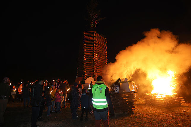 Bild 6: Litzelstetten 2025: Diese Funkenfeuer-Bilder fangen die Tradition perfekt ein!
