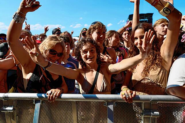 Bild 8: Bibiza rappt auf der Southside-Bühne – wir haben die Bilder