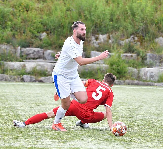 Kraftakt: Vassilios Dimitriadis, der im Winter vom FC Tiengen 08 zurück gekommen ist, hat mit sieben Toren, darunter die 1:0-Führung ...