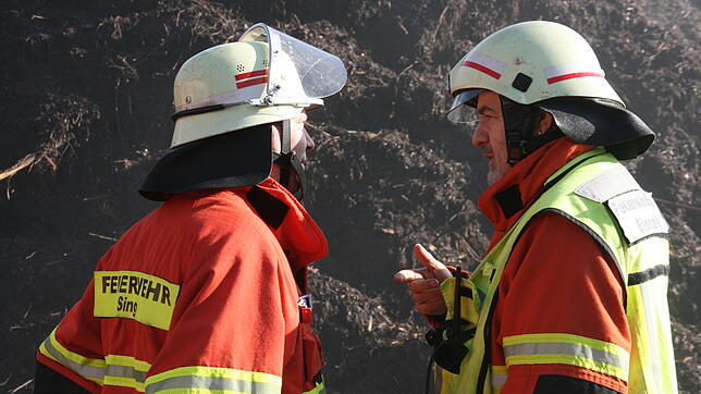 Bild : Mehr als 24 Stunden im Einsatz: Seit Sonntagnachmittag löscht die Feuerwehr den Brand im Kompostwerk