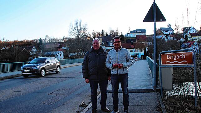 Die Brücke, die in Grüningen über die Brigach führt, soll saniert werden. Ortsvorsteher Michael Böhm und Stadtrat Holger Lind haben nach ...