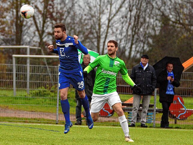 Tobias Krüger (links) im Trikot des FC Radolfzell gegen Tobias Wild von der DJK Donaueschingen.