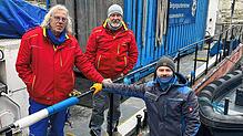Das Team der Bodensee-Taucher Günther Dietz, Alexander Heidacher und Lutz Wendt am Überlinger Mantelhafen (von links).