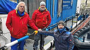 Das Team der Bodensee-Taucher Günther Dietz, Alexander Heidacher und Lutz Wendt am Überlinger Mantelhafen (von links).