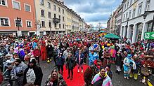 Bild : Die Konstanzer Fasnacht außer Rand und Band! Hästräger feiern auf der Marktstätte – die schönsten Bilder!
