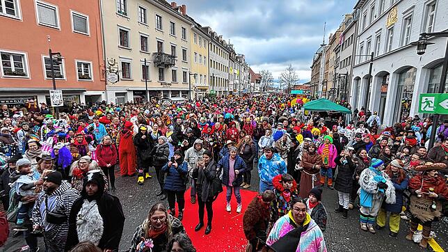 Bild 1: Die Konstanzer Fasnacht außer Rand und Band! Hästräger feiern auf der Marktstätte – die schönsten Bilder!