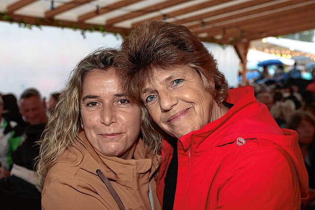 Bild 34: Ein Prosit der Gemütlichkeit! Fotos vom zweiten Abend beim Reichenauer Weinfest 2025
