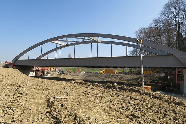 Bild 4: Riesenbaustelle B&nbsp;31-neu: Die neue Bahnbrücke steht