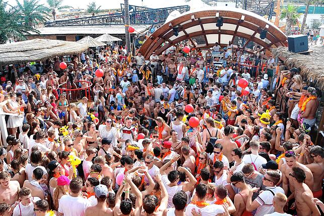 Novalja in Kroatien im Jahr 2016: Unter freiem Himmel wird gefeiert.