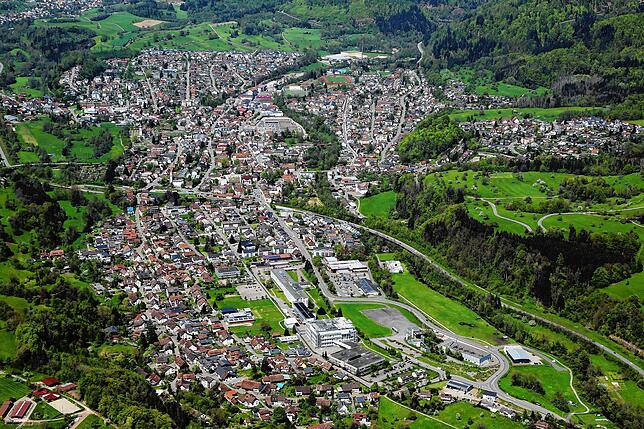 Luftbild der Stadt Wehr, in der rund 13.000 Einwohner leben. Mit einem Zuzug von ähnlicher Größenordnung muss bis 2040 aufgrund der ...