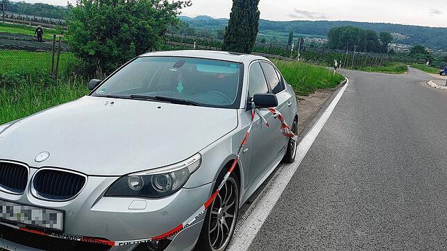 Seit Monaten steht das Pannenfahrzeug auf dem Grünstreifen neben der Straße zum Dettelbach. Was steckt dahinter?